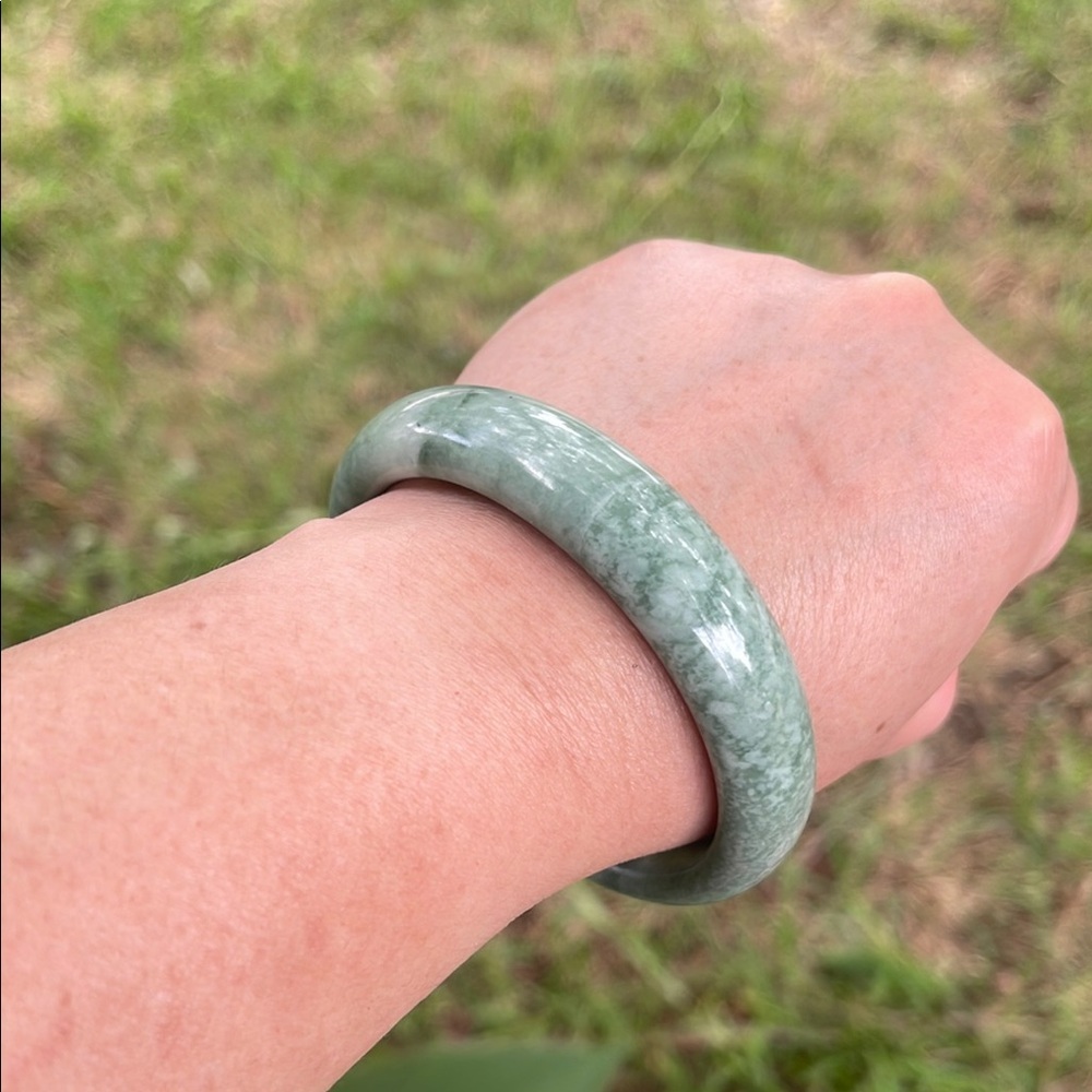 Elegant Green Jade Jadeite Bangle Bracelet NWOT 61mm - Picture 13 of 16